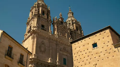 Viajeros consultando un mapa durante una ruta por España